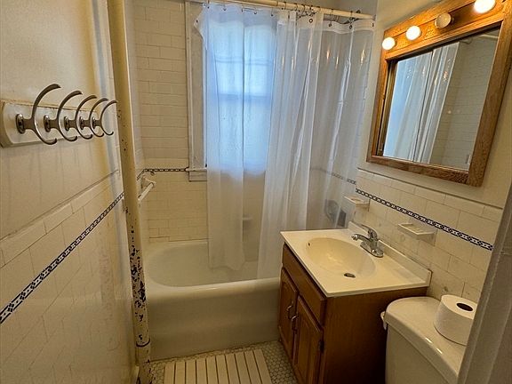 4th image of 588 Washington St APT 4