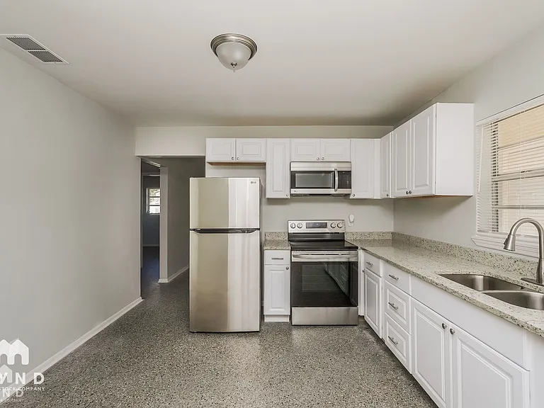 1505 E Genesee St — Photo 3