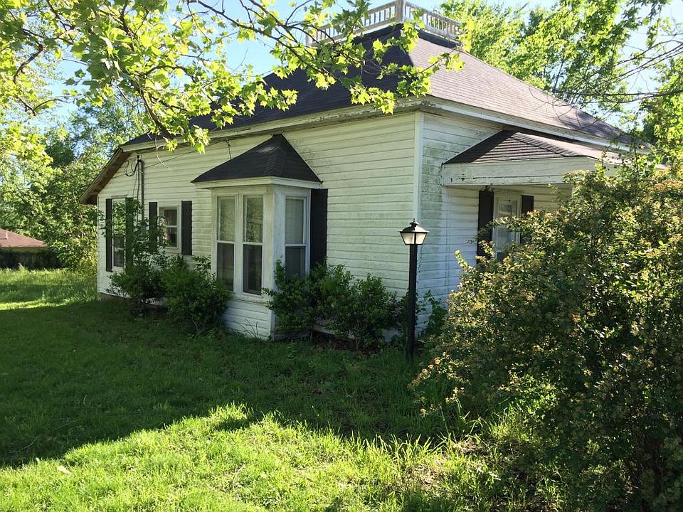 2nd image of 106 E Myrtle St