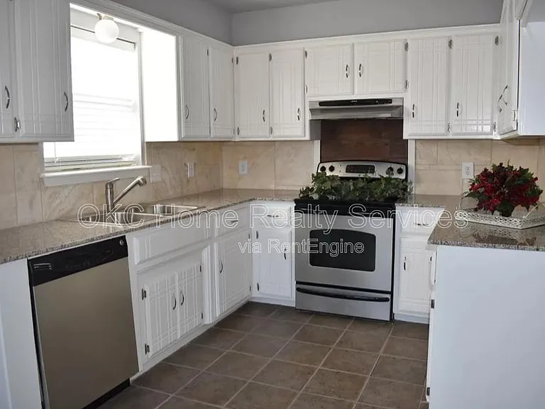 504 Marathon Dr — Photo 2