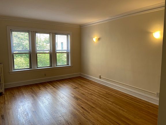 2nd image of 826 Mulford St APT 2E