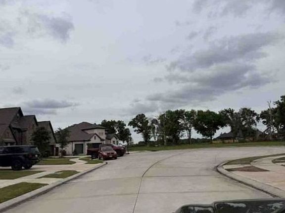 Exterior Neighborhood (street photo)