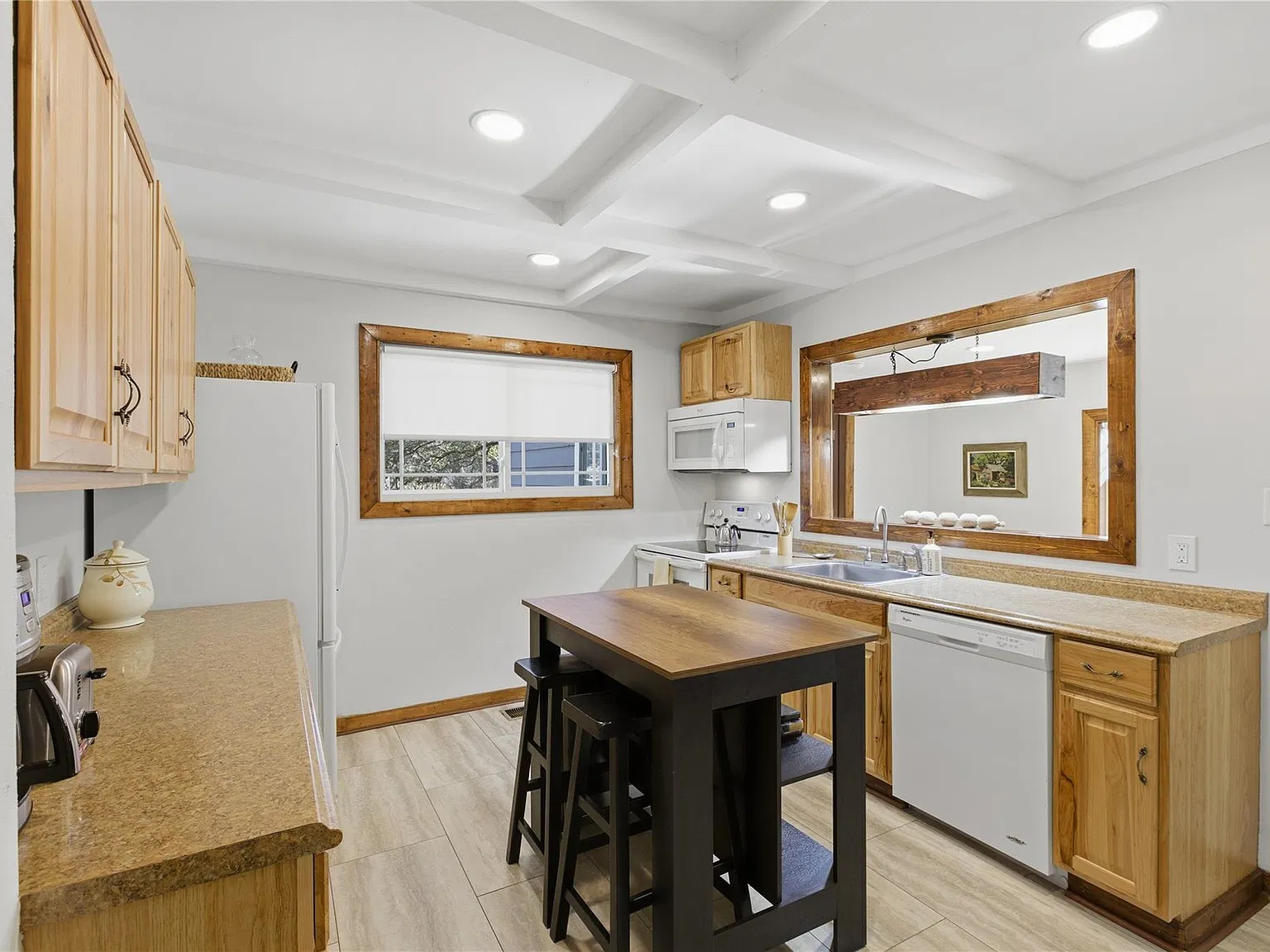 2 bed, 1.0 bath, 1376 sqft, $2,000 — Photo 3