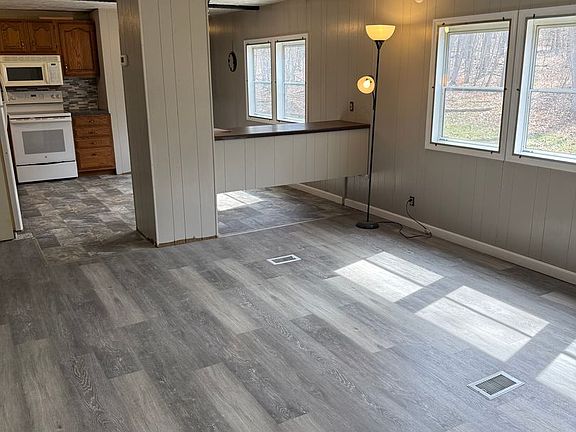 4th image of 14 Peach Orchard Rd