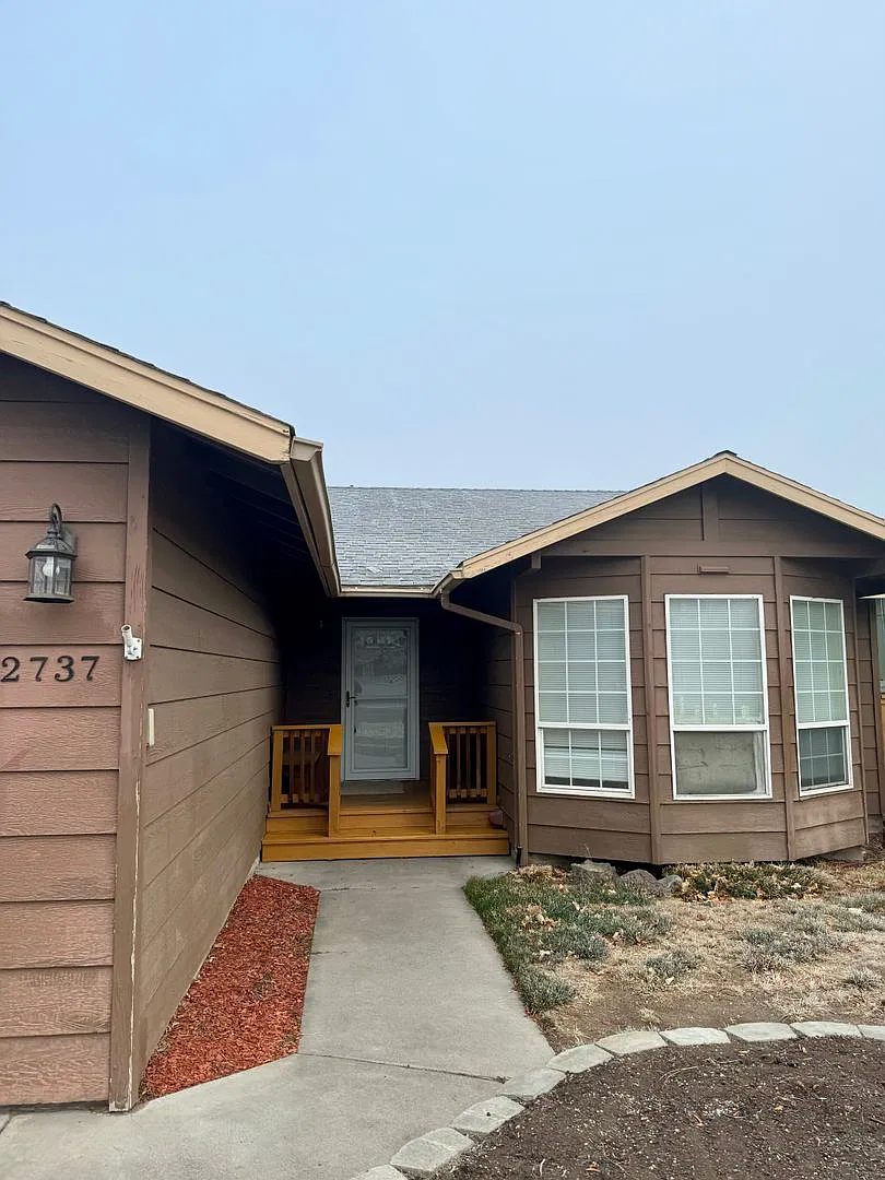 Adorable Home in SW Redmond with Huge Backyard! — Photo 1