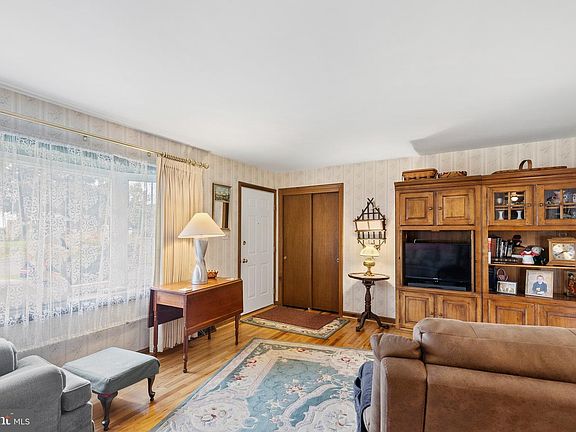 4th image of 206 Mellinger Cir