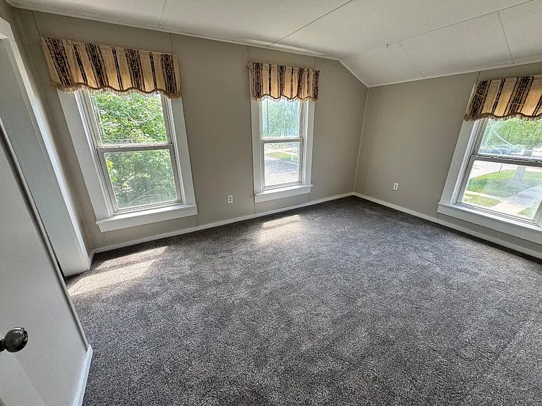 301 Elliott Ave — Photo 12