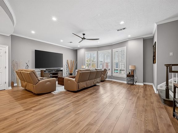 4th image of 503 Detering St