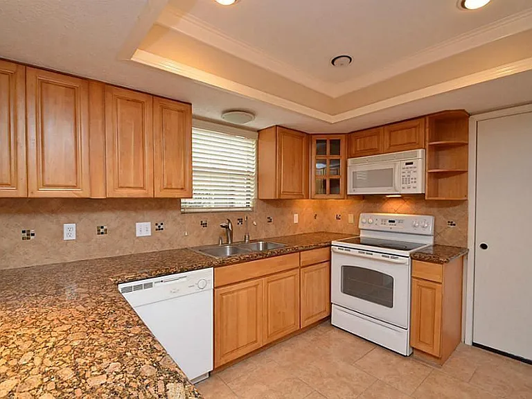3130 Frontier Dr — Photo 7