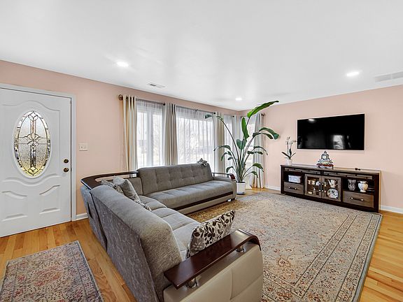 3rd image of 327 N Pershing Ave