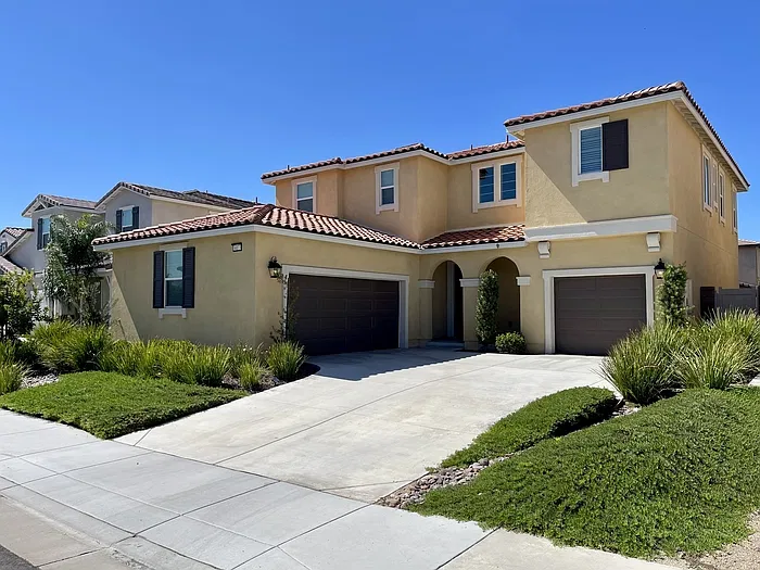 3 bed, 2.5 bath, 3070 sqft, $3,195 — Photo 1