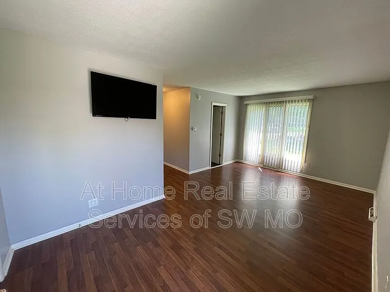 1343 E Elm St — Photo 2
