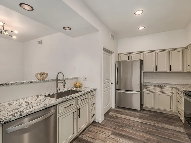 15221 N Clubgate Dr #1110 — Photo 11