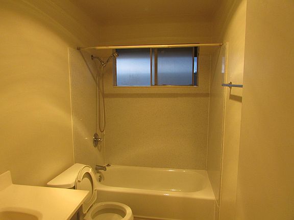 5th image of 4194 Hamilton Ave #27