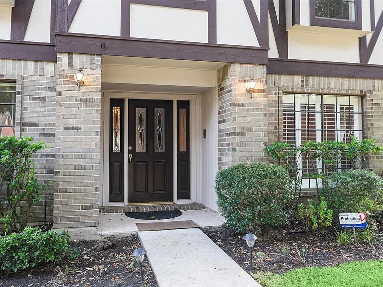 2415 Parkwood Ln — Photo 4