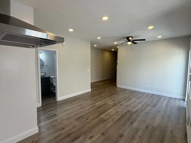 1044 W 42nd Pl — Photo 15