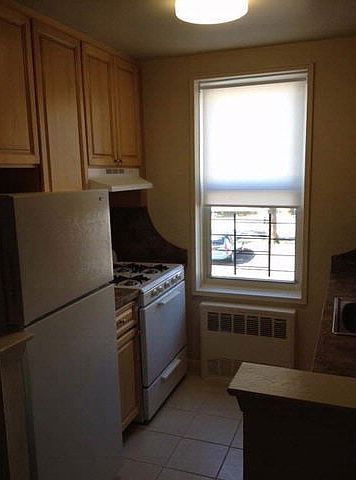 2nd image of 655 Tysens Ln APT 2w