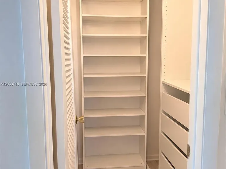 200 High Point Ct E #D — Photo 4