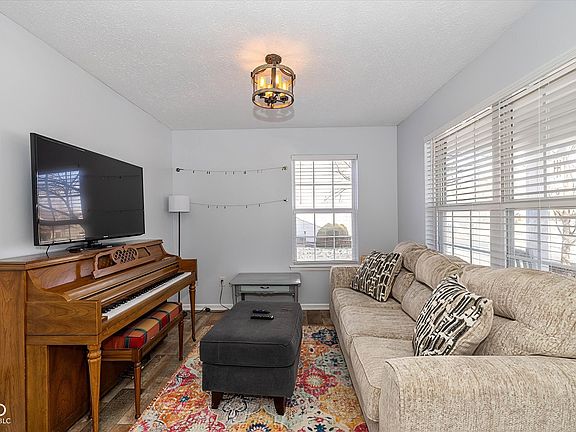 3rd image of 4762 Corydon Ln