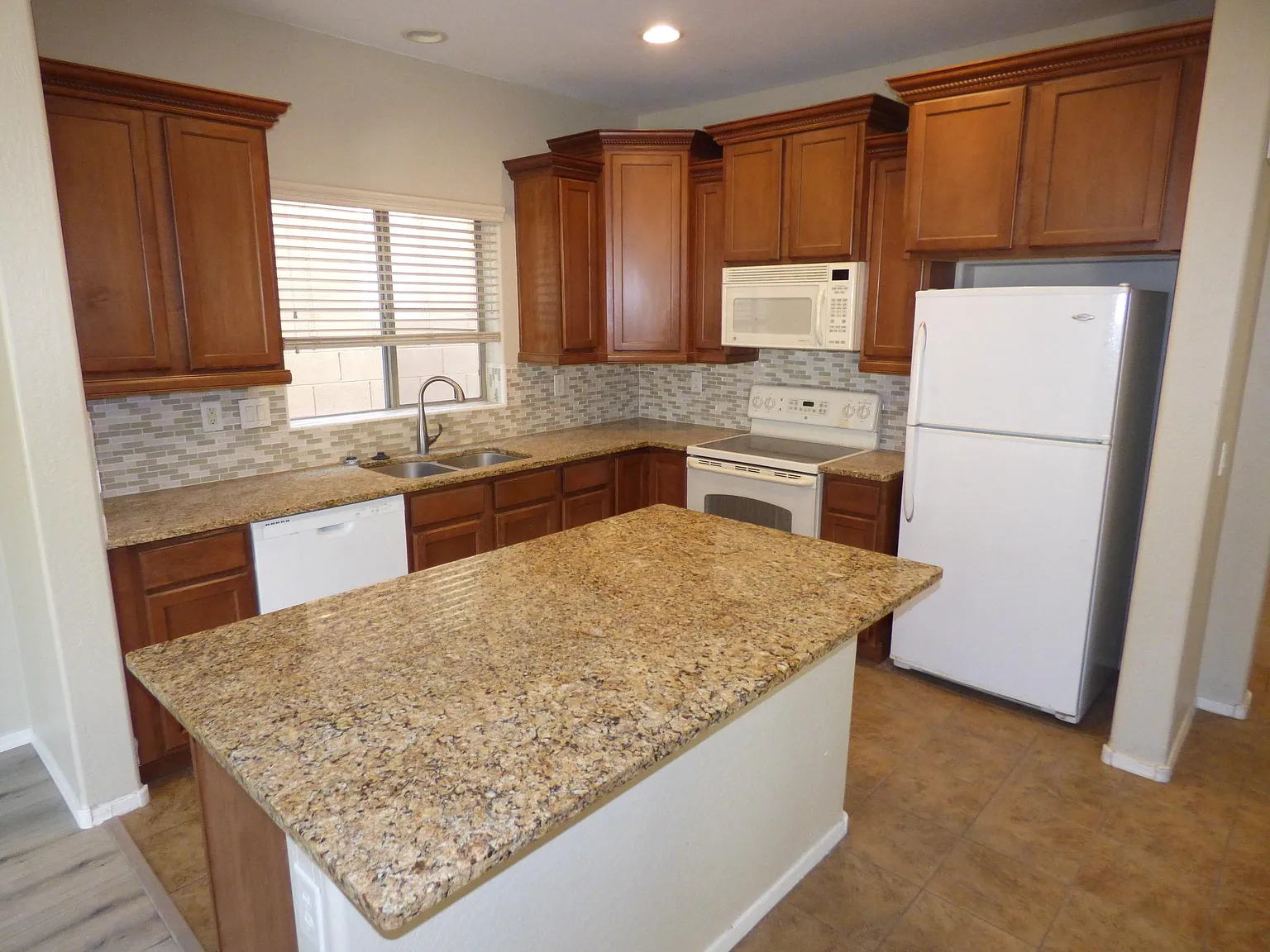 3 bed, 2.5 bath, 1628 sqft, $1,995 — Photo 4