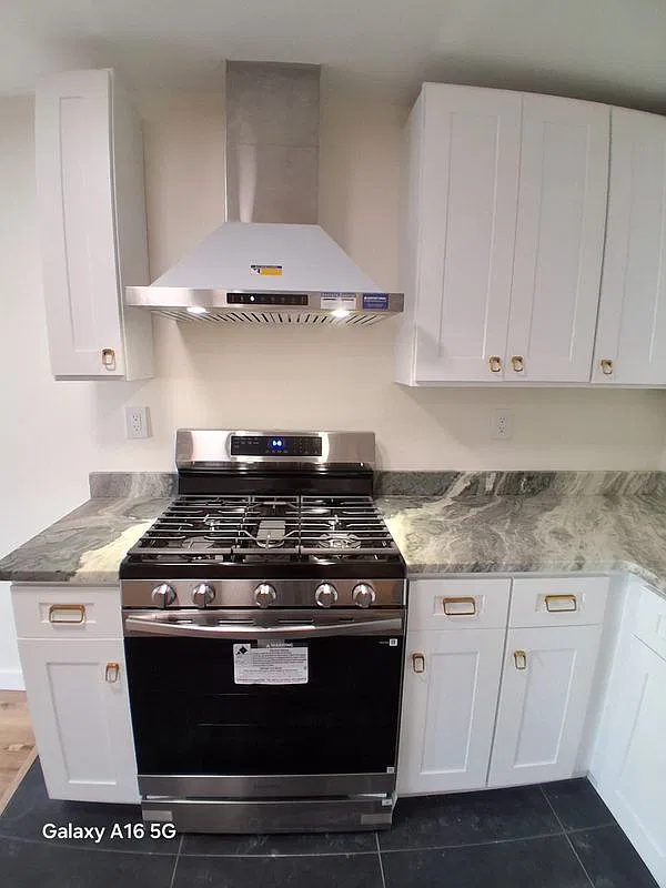 3 bed, 1.0 bath, 2200 sqft, $2,500 — Photo 3