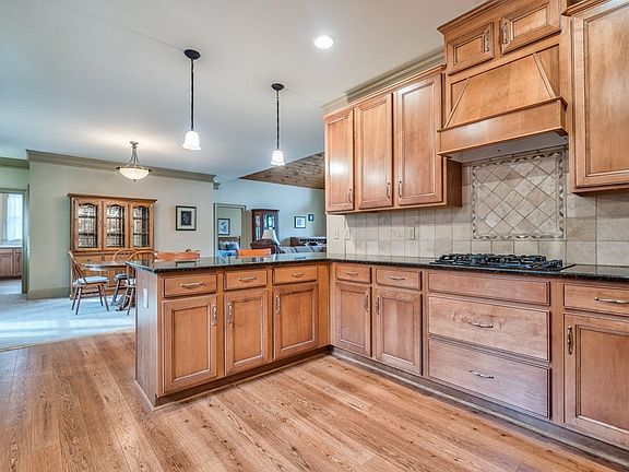 5th image of 727 Coffey Cove Dr