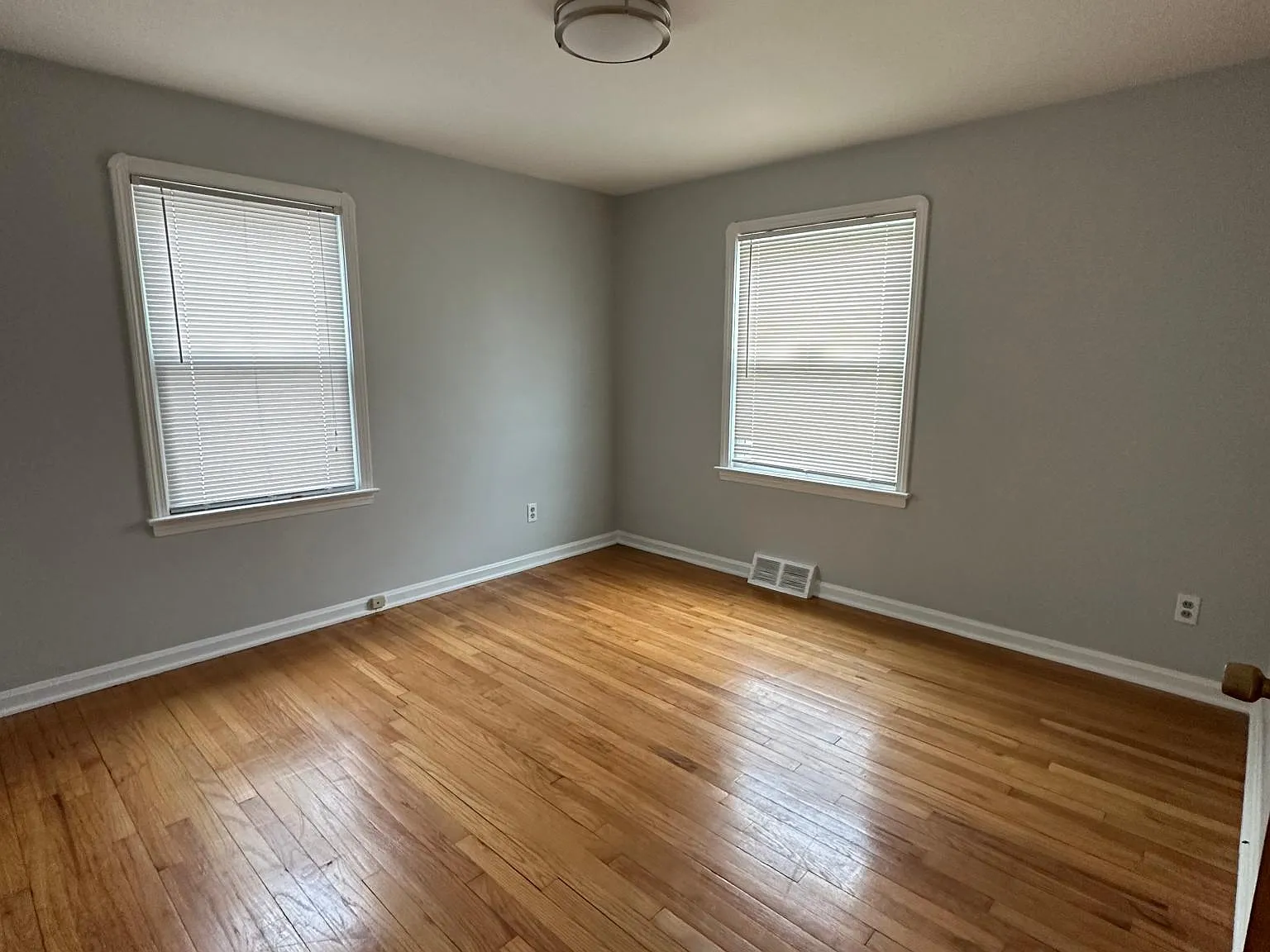 15215 Schuyler Ave — Photo 3