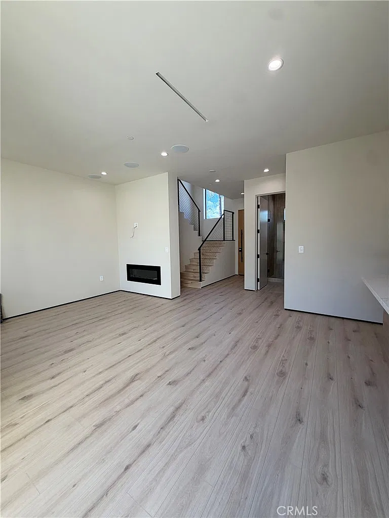 3 bed, 1350 sqft, $6,250 — Photo 3