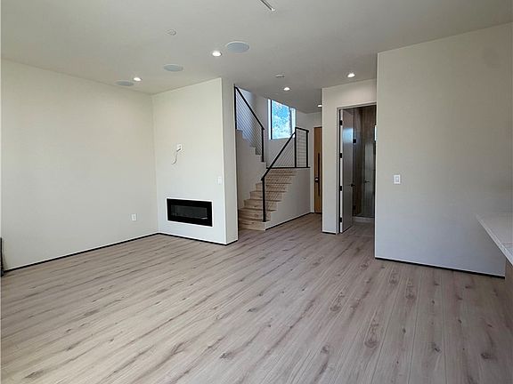 3rd image of 5656 Mammoth Ave