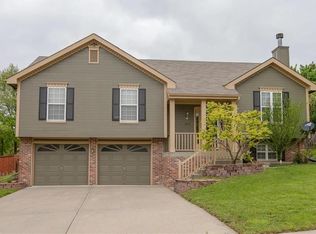 308 Woodhaven Dr, Smithville, MO 64089