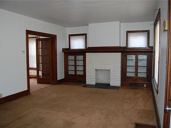 3rd image of 723 Oxford Blvd