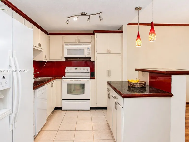 19390 Collins Ave #119 — Photo 2
