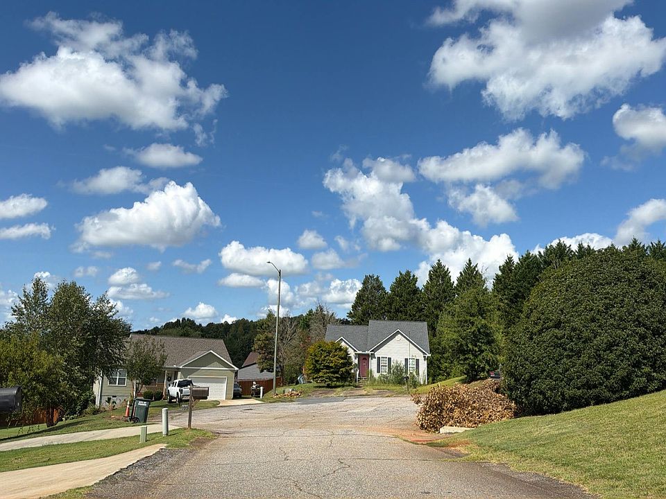 2nd image of 108 Sycamore Ct