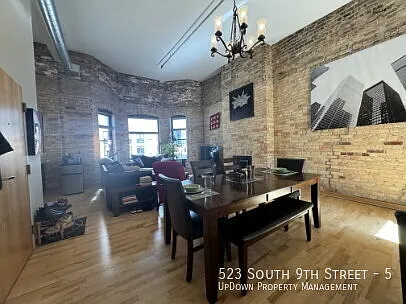 "Experience Urban Elegance: Furnished 2-Bedroom Townhouse with Scenic Views & Cozy Fireplace on S... — Photo 2