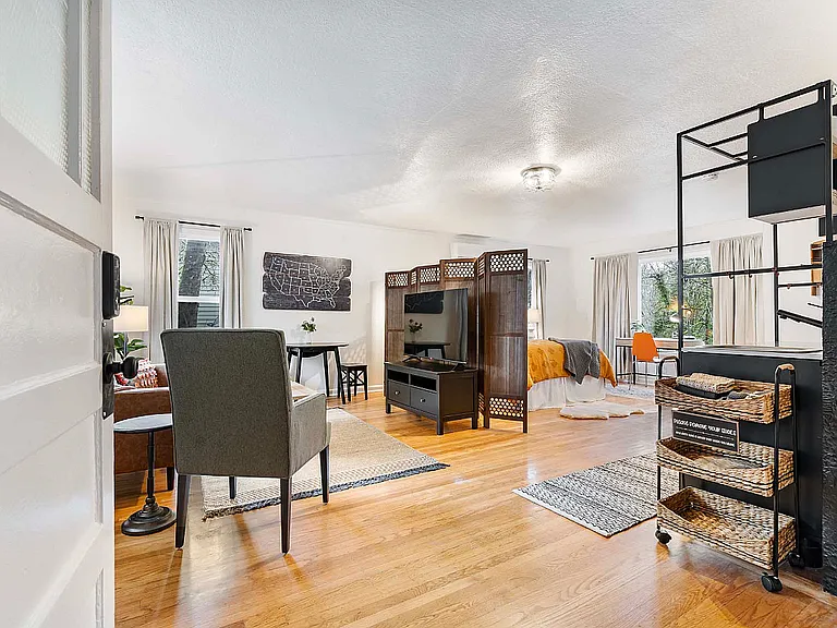 1104 SW Gaines St #B — Photo 3