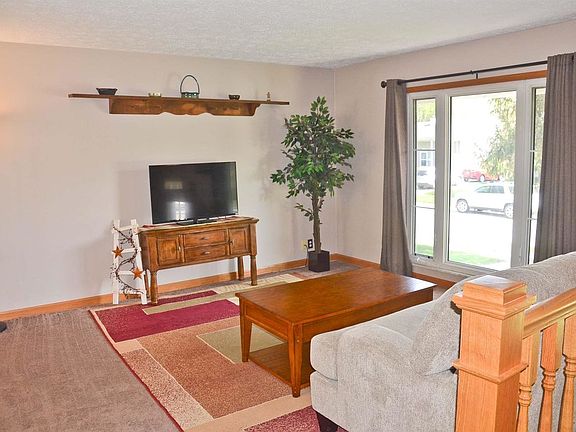 4th image of 2402 Pueblo Dr