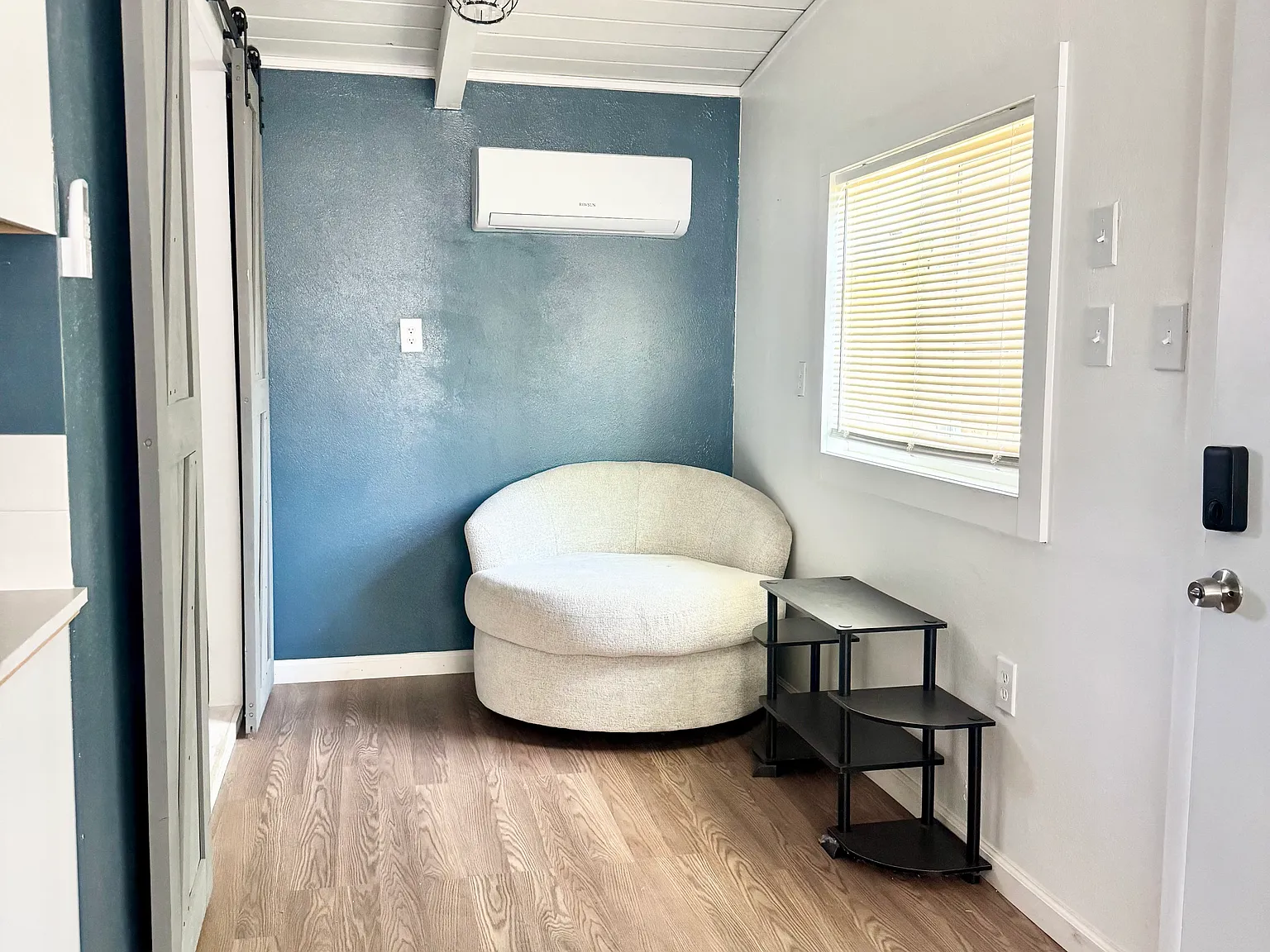 Studio, 700 sqft, $1,150 — Photo 3