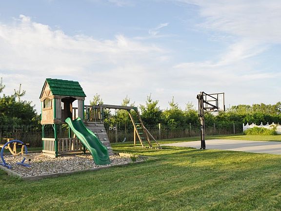 5th image of 18303 Montgomry Ln
