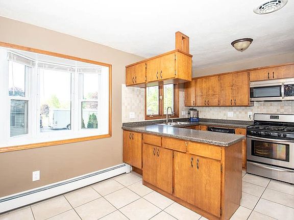 2nd image of 715 Oakridge Dr