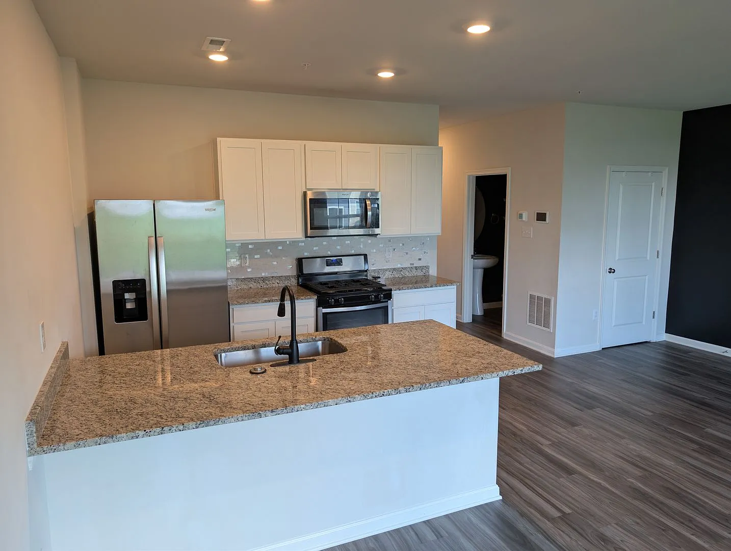 Modern Kitchen Walk-In Closet Private Primary Suite — Photo 3