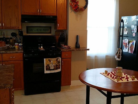 Updated kitchen w/ new black appliances