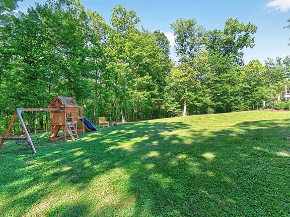 4th image of 251 Pelham Dr