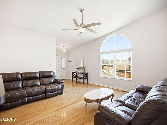 3rd image of 2462 Glen Meadow Rd