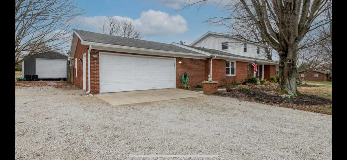 Building Photo - 370 Dennis Dr