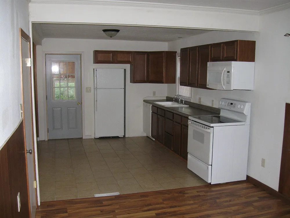 3 bed, 1240 sqft, $1,100 — Photo 2
