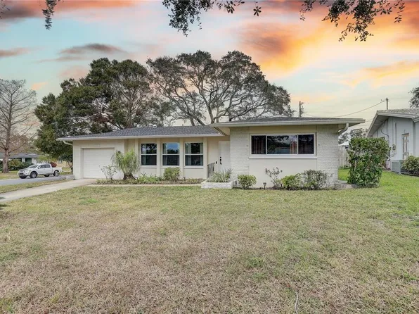553 Lake Hill Ln, Largo, FL 33771