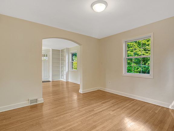 4th image of 101 N Columbus St
