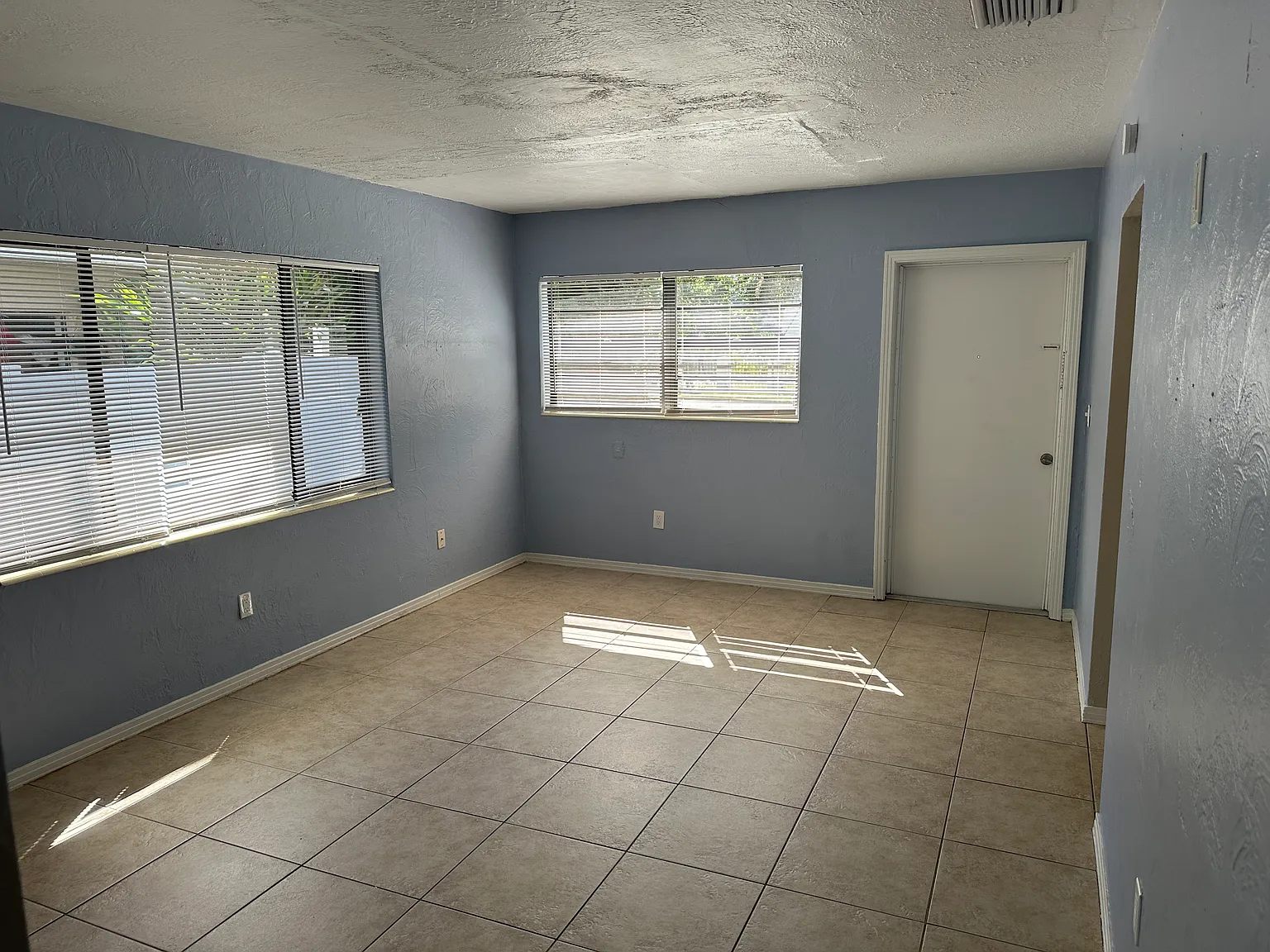 Cute 2BR/1BA Home - Lowry Park Area — Photo 3