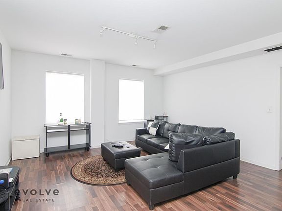 3rd image of 1544 W Glenlake Ave APT 2B