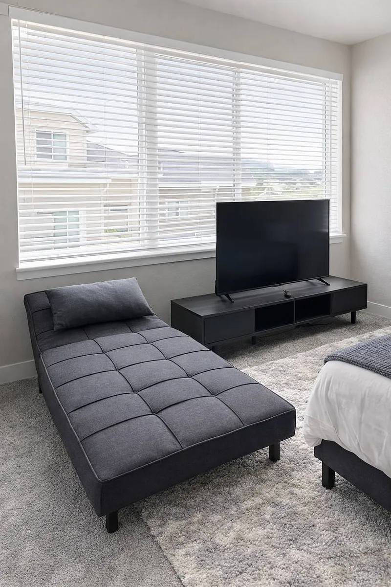 Room - 6338 N Lisbon St #2